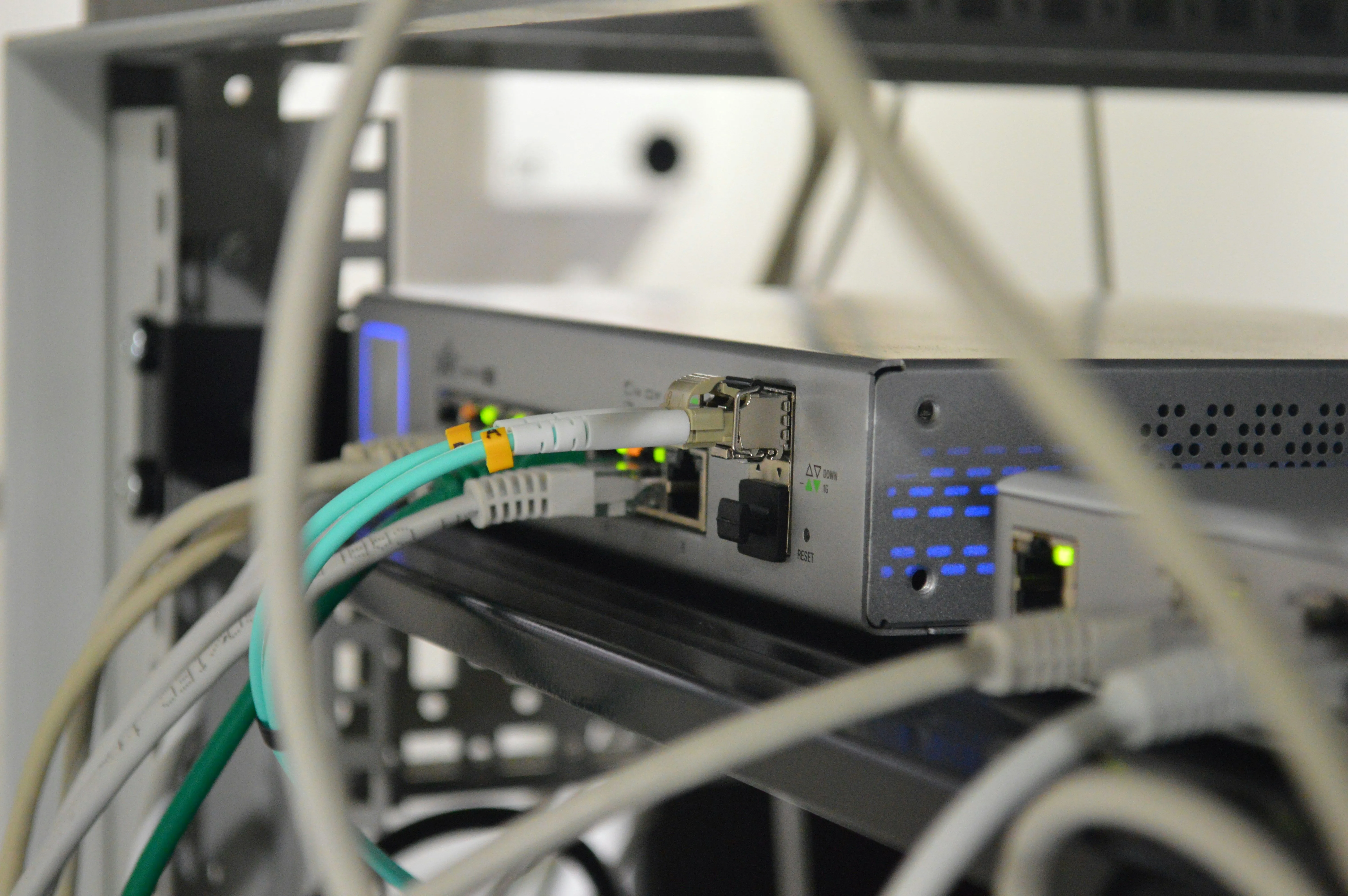 Hình ảnh một bộ định tuyến mạng cấp doanh nghiệp (enterprise-grade router), biểu tượng cho giải pháp bảo mật và quản lý mạng mạnh mẽ, tương tự khả năng của Snort và Suricata trong môi trường phức tạp.