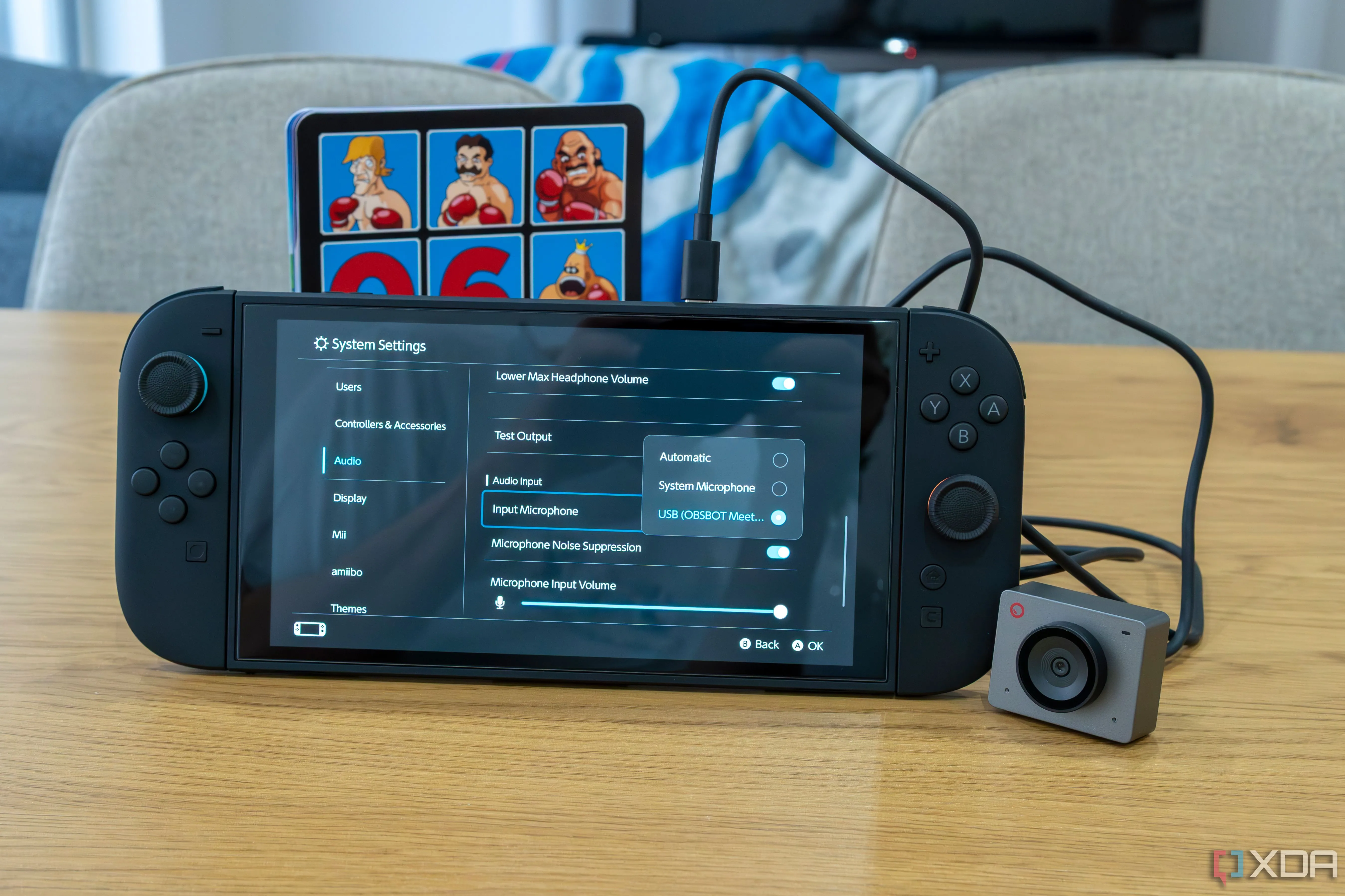 Hình ảnh một máy chơi game Nintendo Switch 2 đang được sử dụng với phụ kiện camera, minh họa sự đa dạng của các thiết bị đi kèm và tầm quan trọng của việc bảo vệ máy khỏi hư hại.