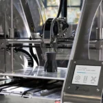 Hình ảnh một máy in 3D hoạt động, minh họa quá trình mày mò và giải quyết vấn đề khi mới bắt đầu với in 3D.