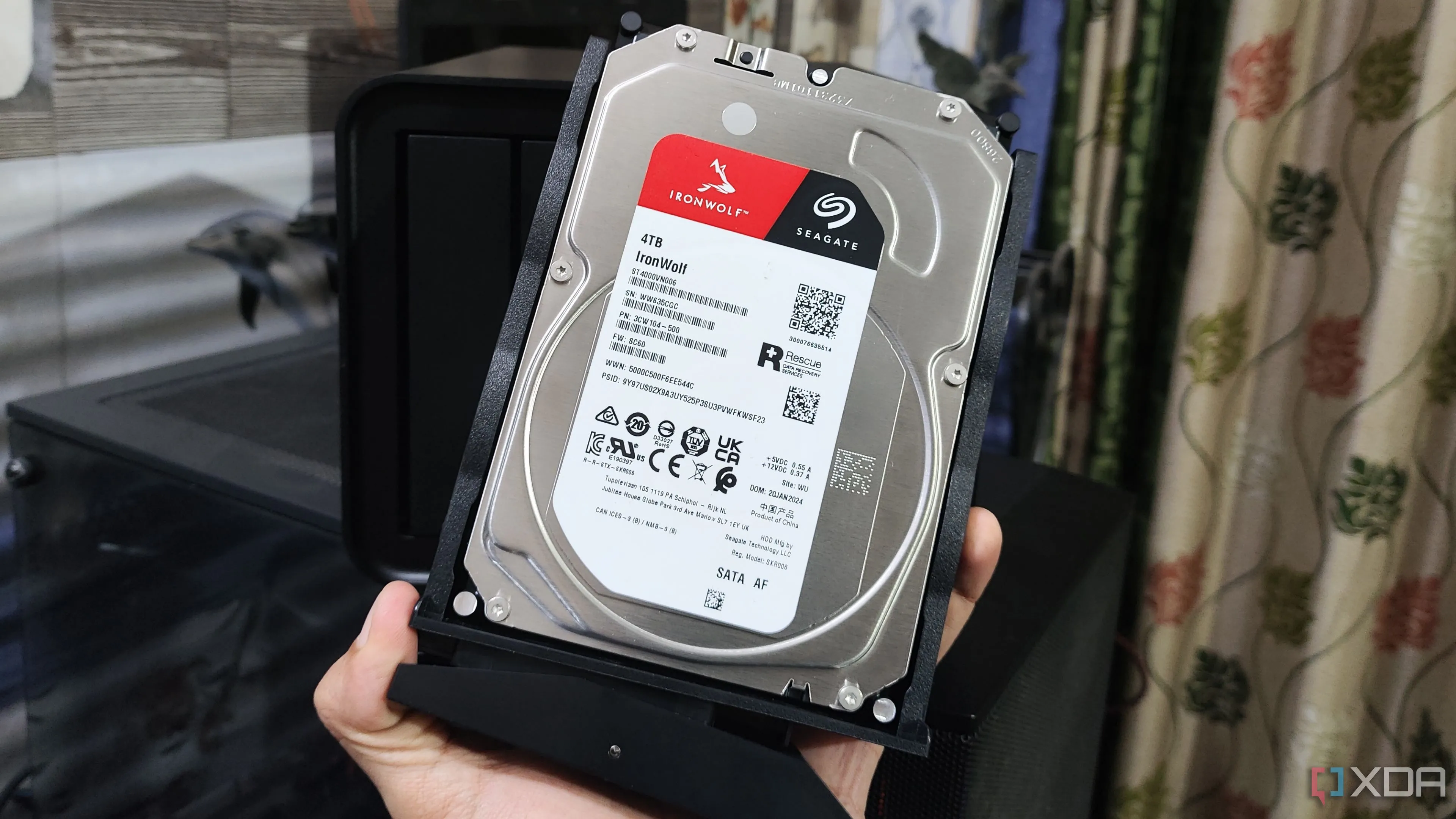 Hình ảnh một người đang cầm ổ cứng HDD của Seagate