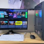 Hình ảnh PC gaming tự lắp chạy SteamOS với màn hình, bàn phím và chuột