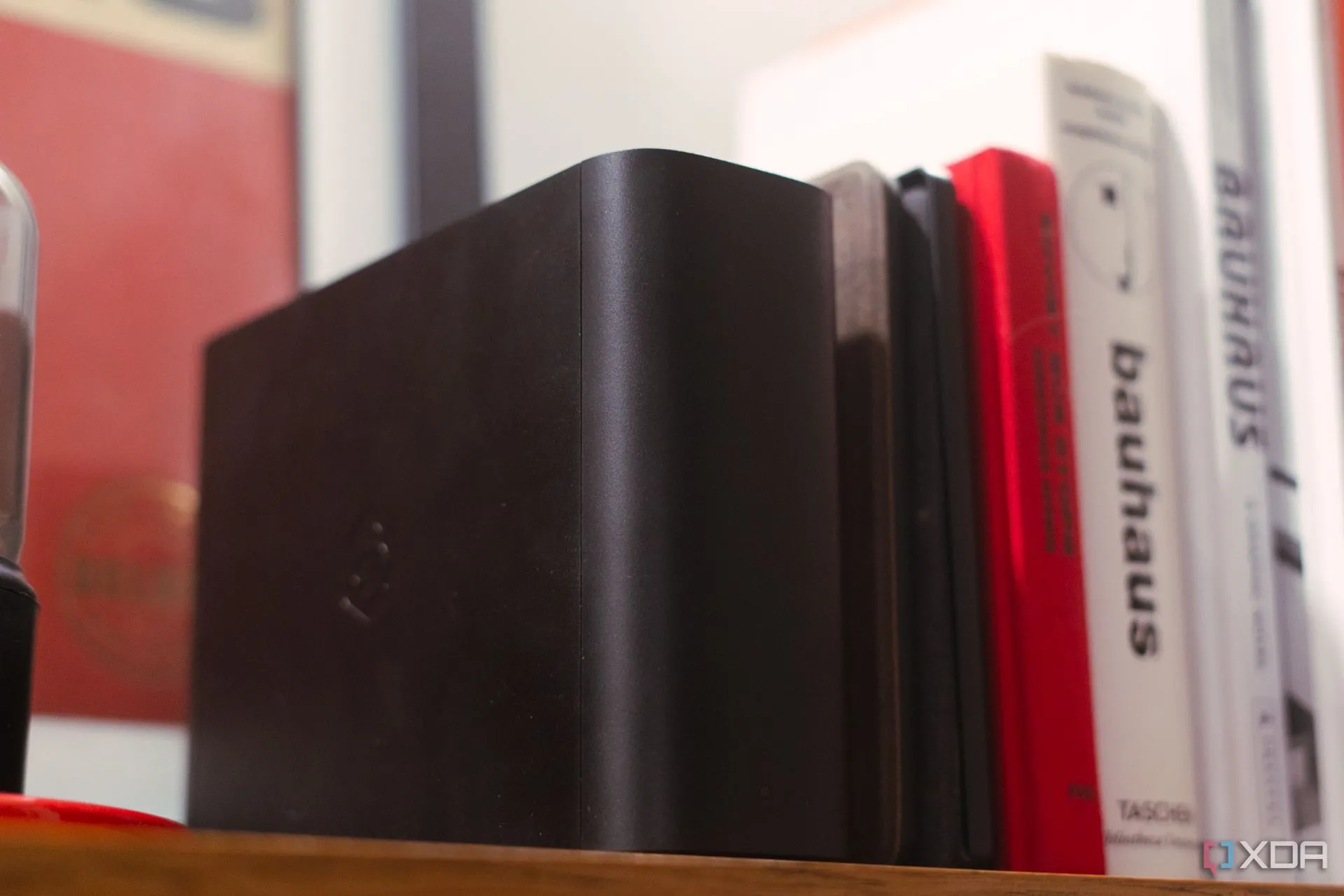 Hình ảnh Synology BeeStation trên kệ sách