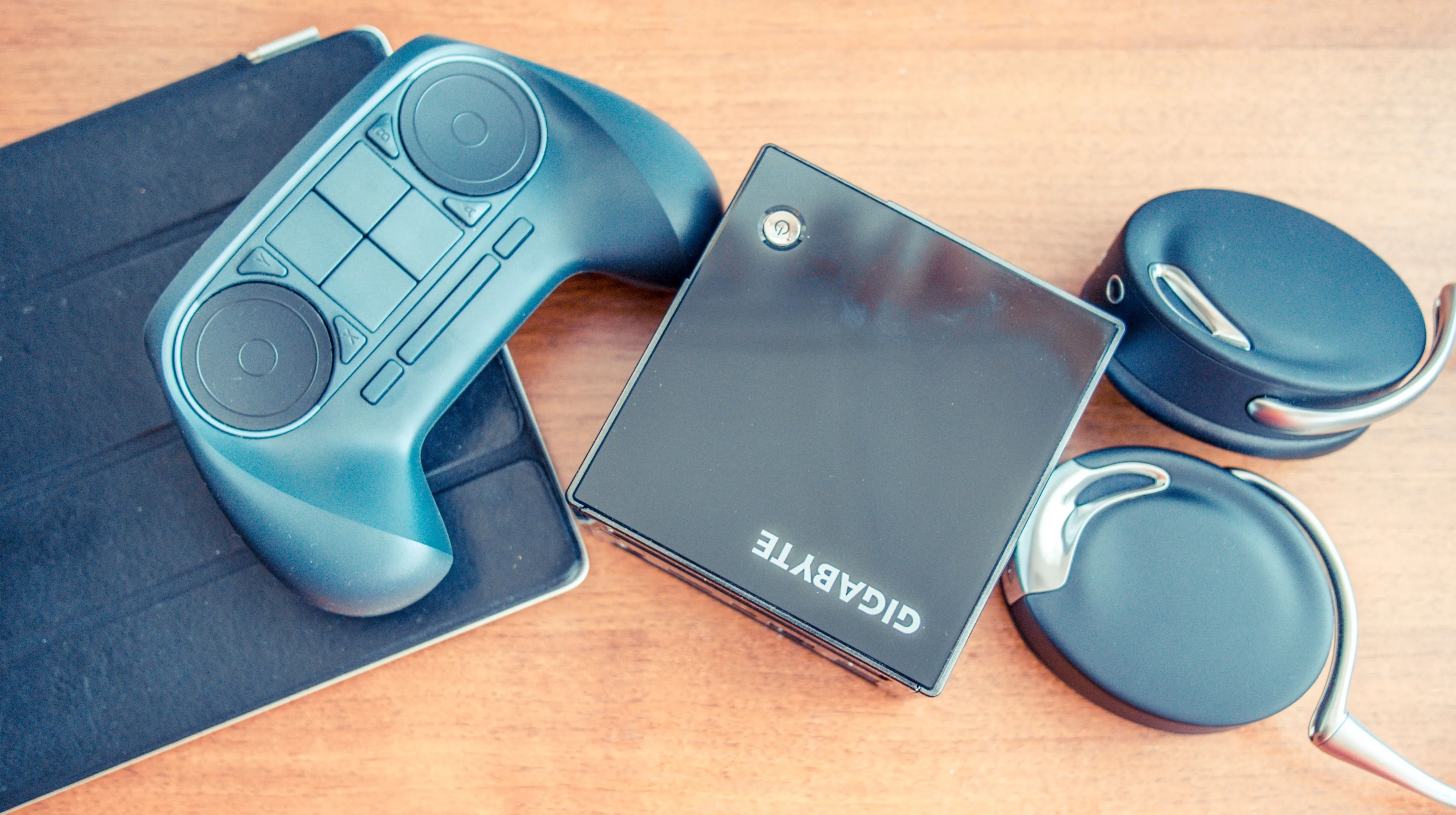 Hình ảnh tay cầm Steam Controller đặt trên một thiết bị Steam Machine của Gigabyte, gợi nhắc đến tên mã Fremont.
