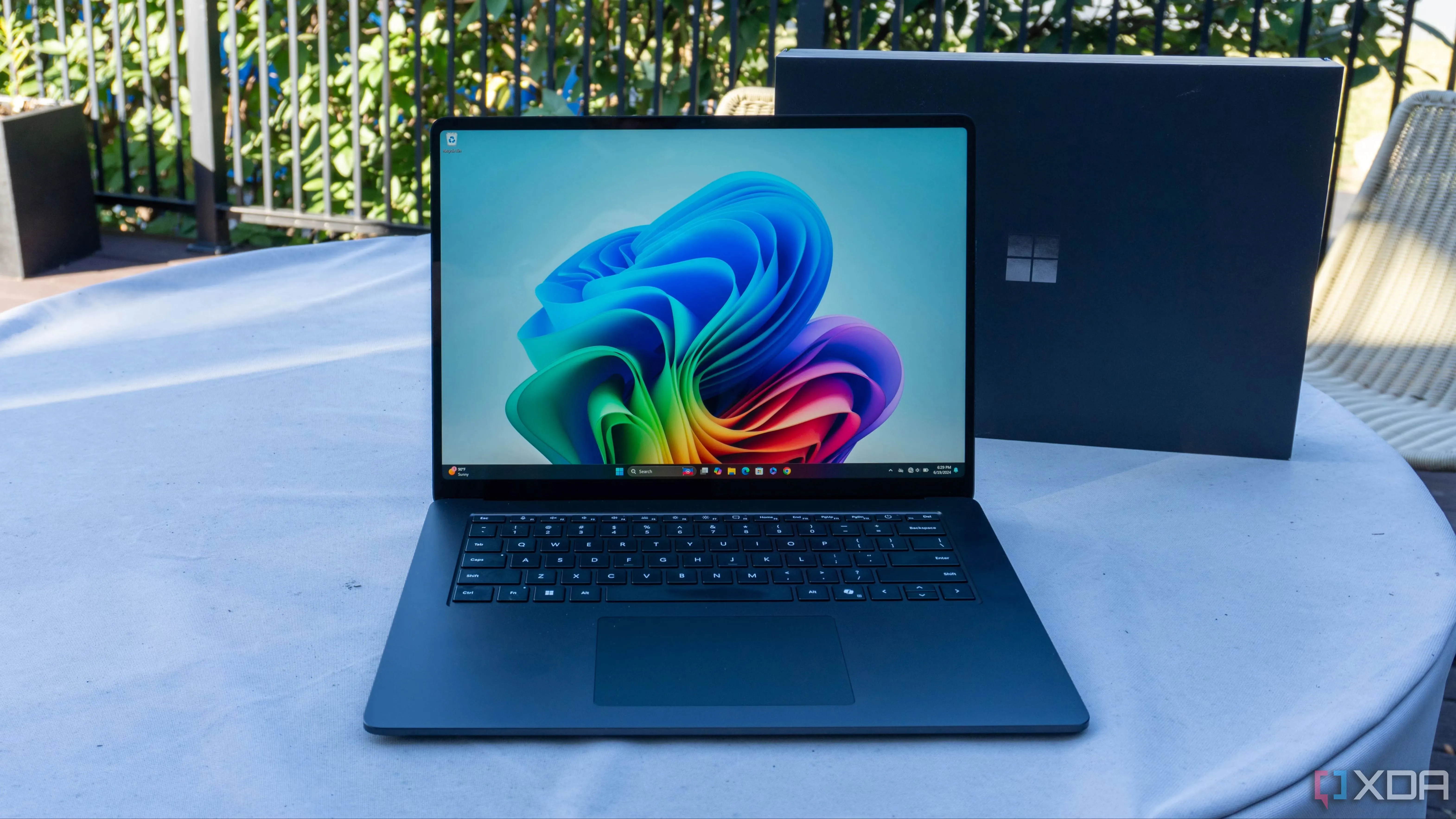 Hình ảnh thực tế Microsoft Surface Laptop 7 trên bàn, nổi bật thiết kế nhôm cao cấp và bàn phím haptic