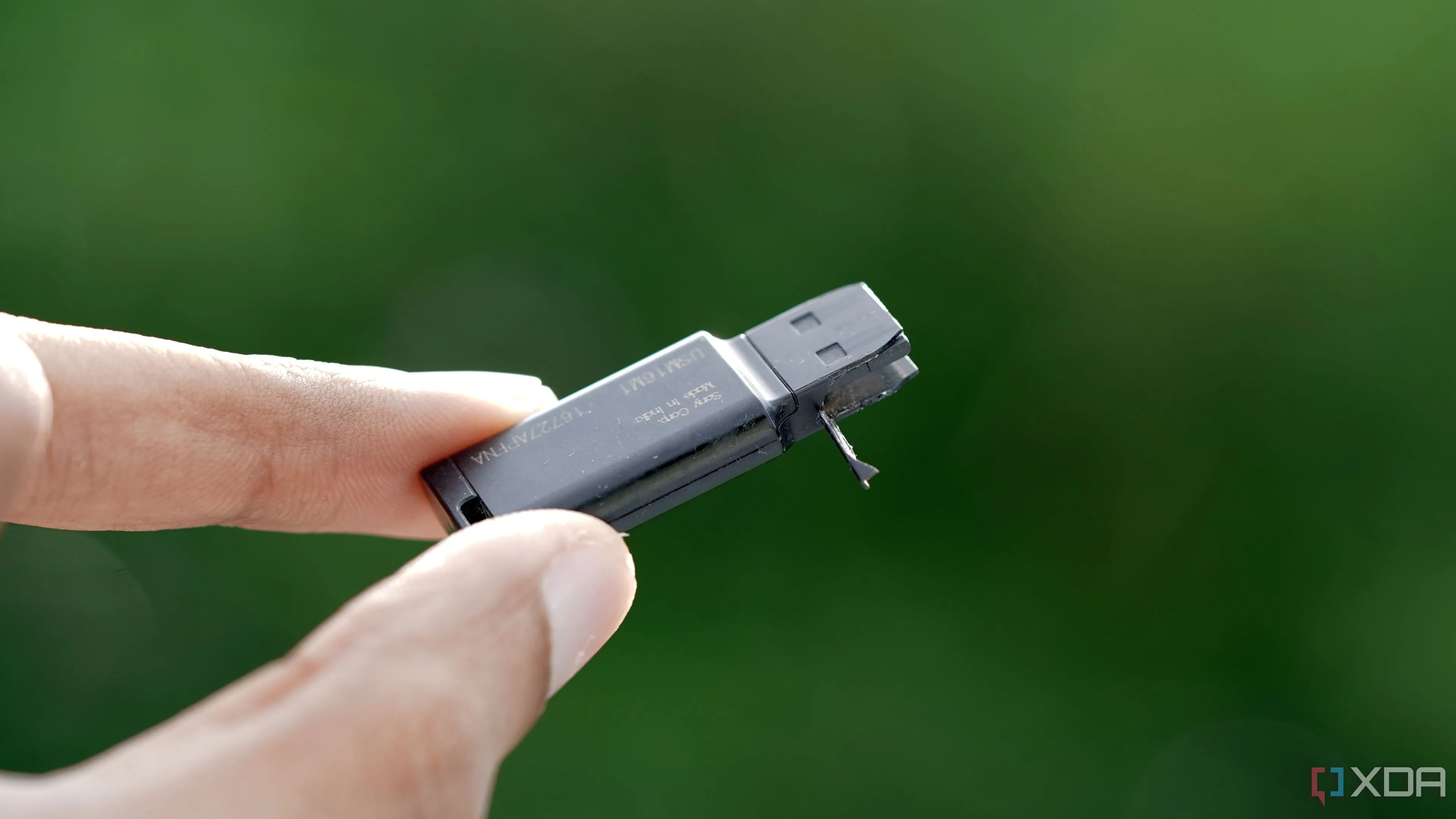 Hình ảnh USB flash drive Sony 16GB màu đen bị hư hỏng nặng, minh họa rủi ro và độ bền kém của USB truyền thống trong sử dụng hàng ngày.