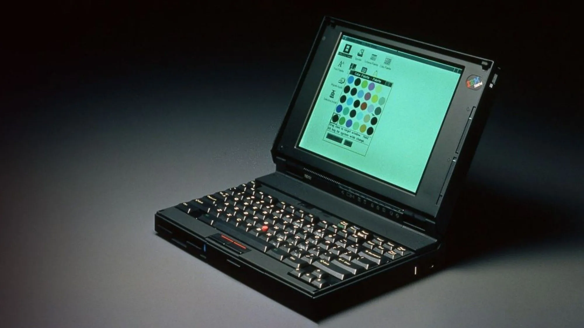 IBM ThinkPad 700C với thiết kế hộp đen đặc trưng và TrackPoint, biểu tượng của laptop doanh nhân thập niên 90