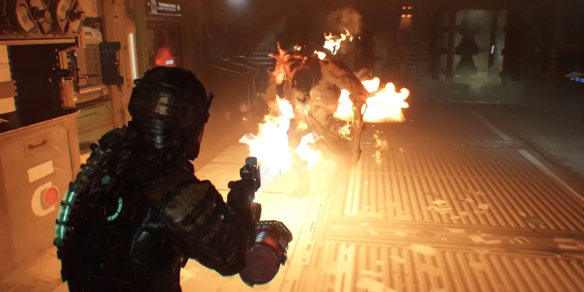 Isaac Clarke sử dụng súng phun lửa thiêu cháy Necromorph trong Dead Space Remake