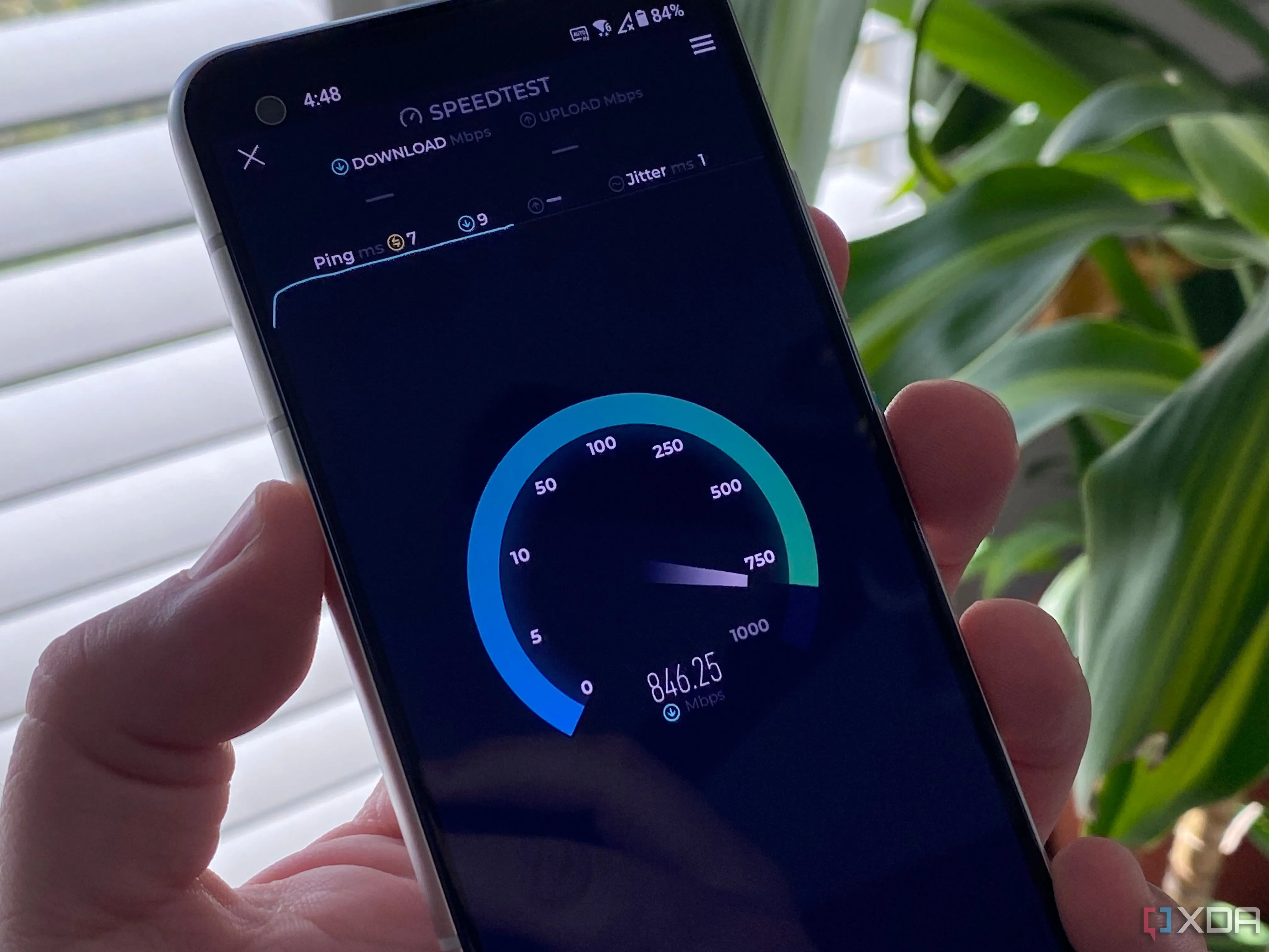 Kết quả kiểm tra tốc độ internet trên điện thoại Samsung Galaxy, cho thấy hiệu suất ổn định của cáp quang FTTH ngay cả trong điều kiện thời tiết xấu