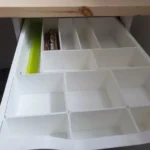 Khay chia ngăn kéo IKEA Alex in 3D màu trắng giúp tối ưu không gian lưu trữ linh kiện và vật dụng công nghệ.