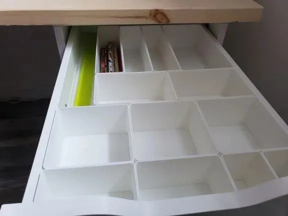 Khay chia ngăn kéo IKEA Alex in 3D màu trắng giúp tối ưu không gian lưu trữ linh kiện và vật dụng công nghệ.