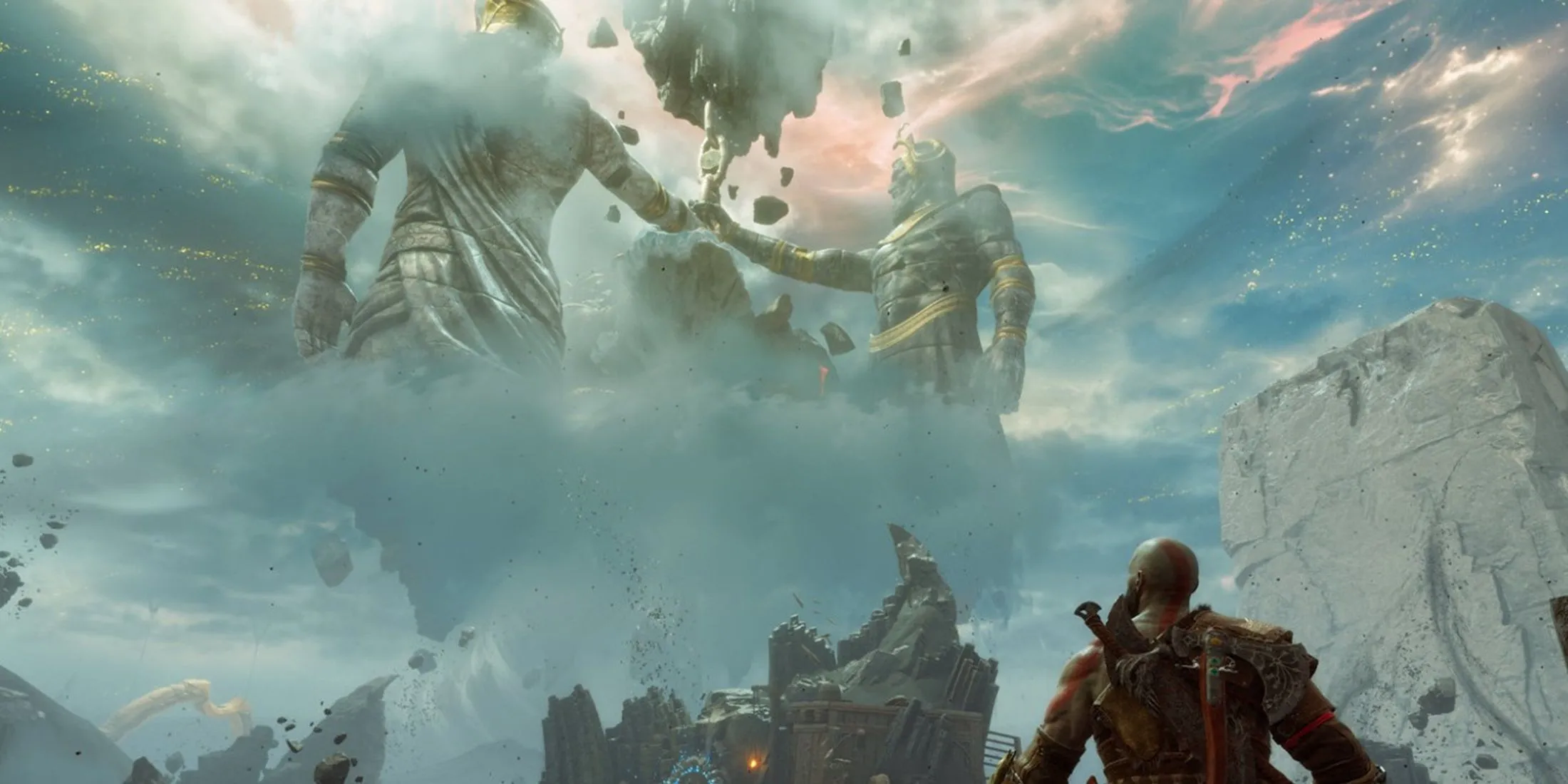 Kratos ngắm nhìn những bức tượng khổng lồ trong phong cảnh mây mù của God of War Ragnarök