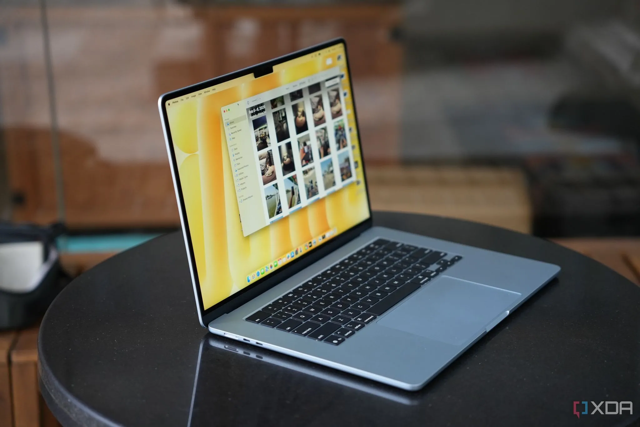 Laptop Apple MacBook Air M4 2025 màu xanh Midnight đặt trên bàn làm việc