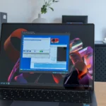 Laptop chạy Windows 11 và giao diện gợi ý về tính năng khôi phục hệ thống
