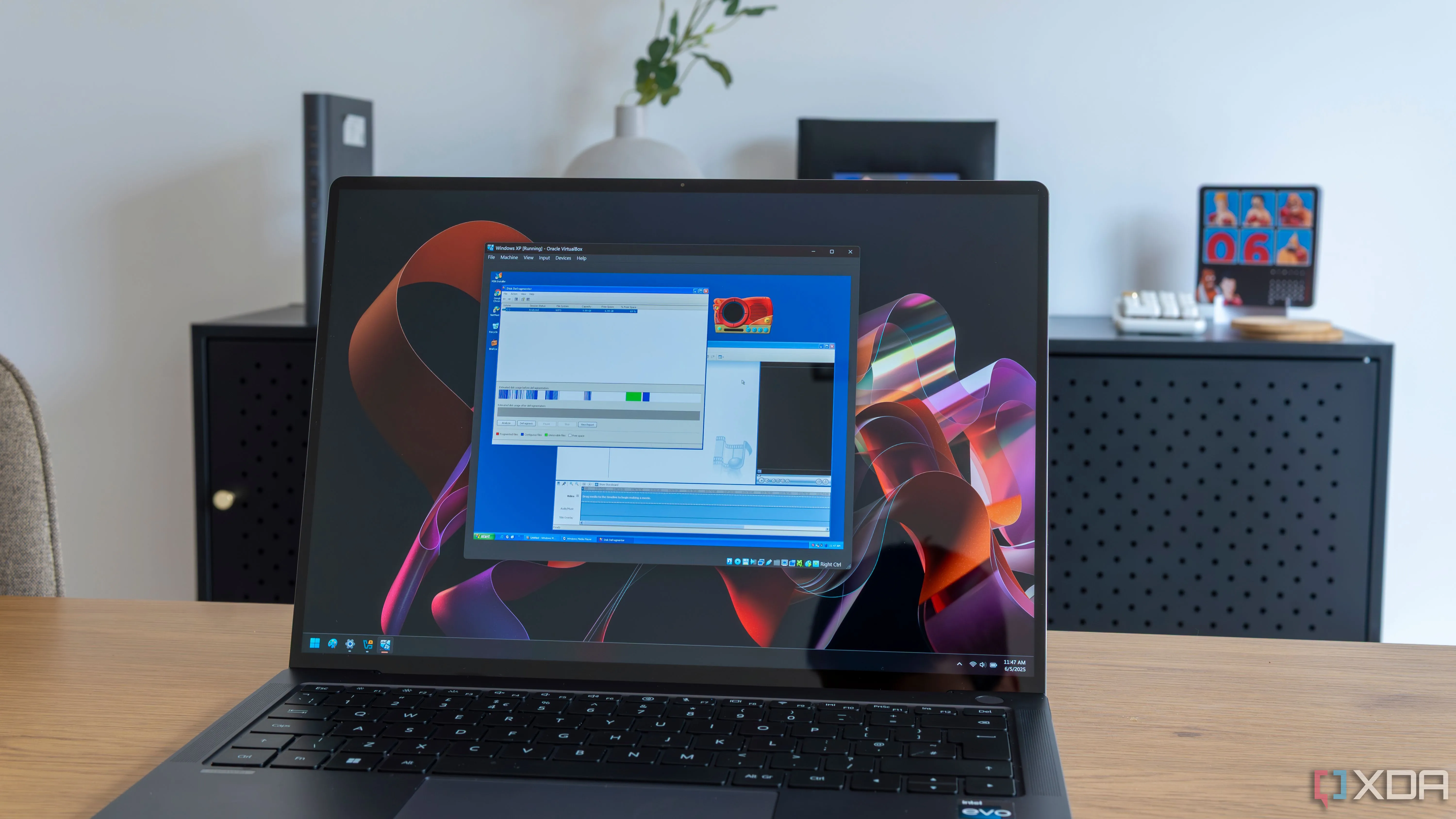Laptop chạy Windows 11 và giao diện gợi ý về tính năng khôi phục hệ thống