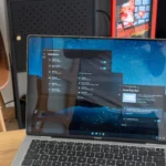 Laptop hiển thị thanh tìm kiếm Command Palette và cài đặt PowerToys Run