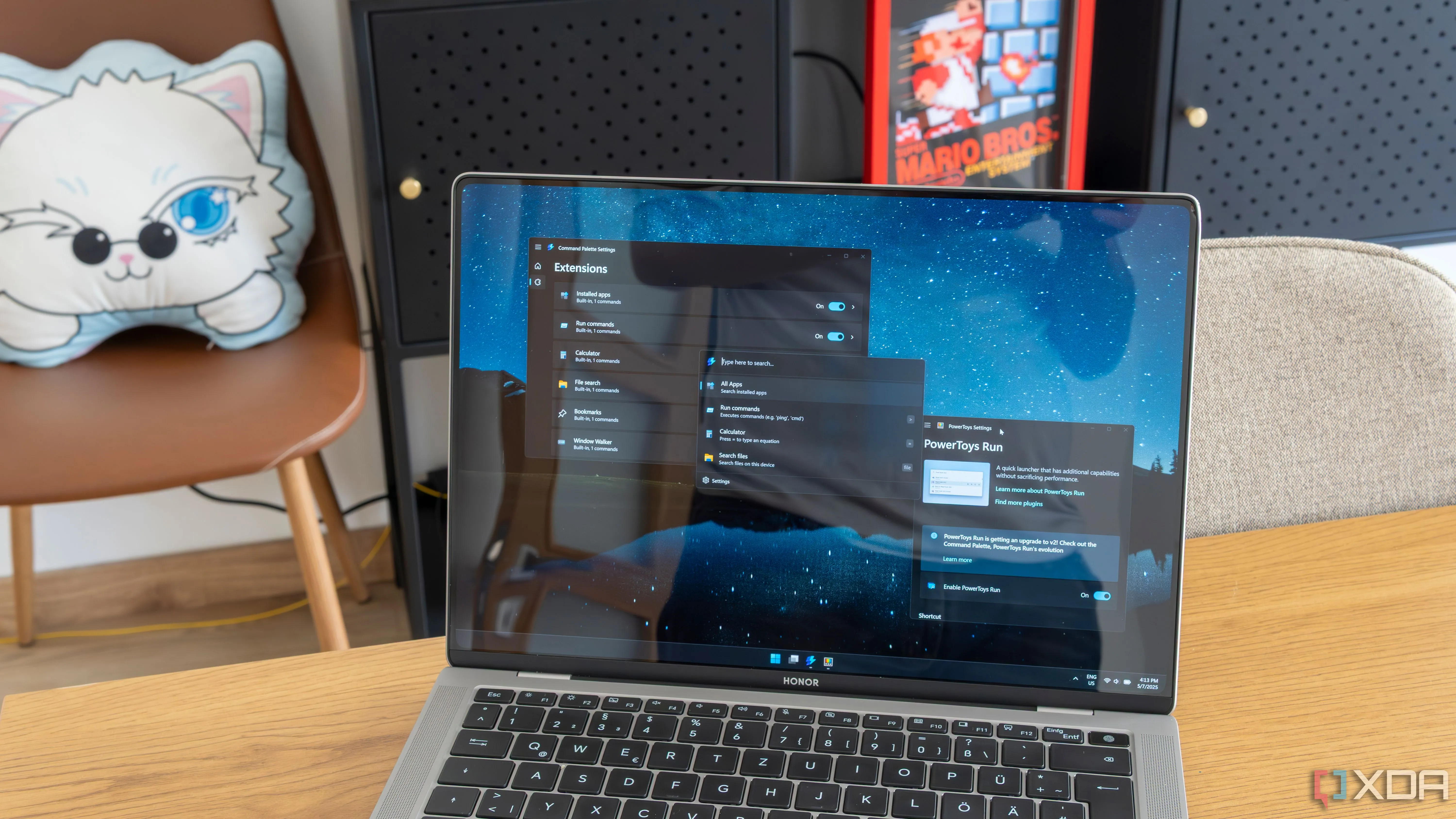 Laptop hiển thị thanh tìm kiếm Command Palette và cài đặt PowerToys Run