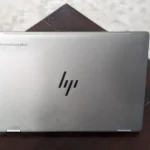 Laptop HP Chromebook Plus x360 với logo HP rõ nét trên mặt lưng