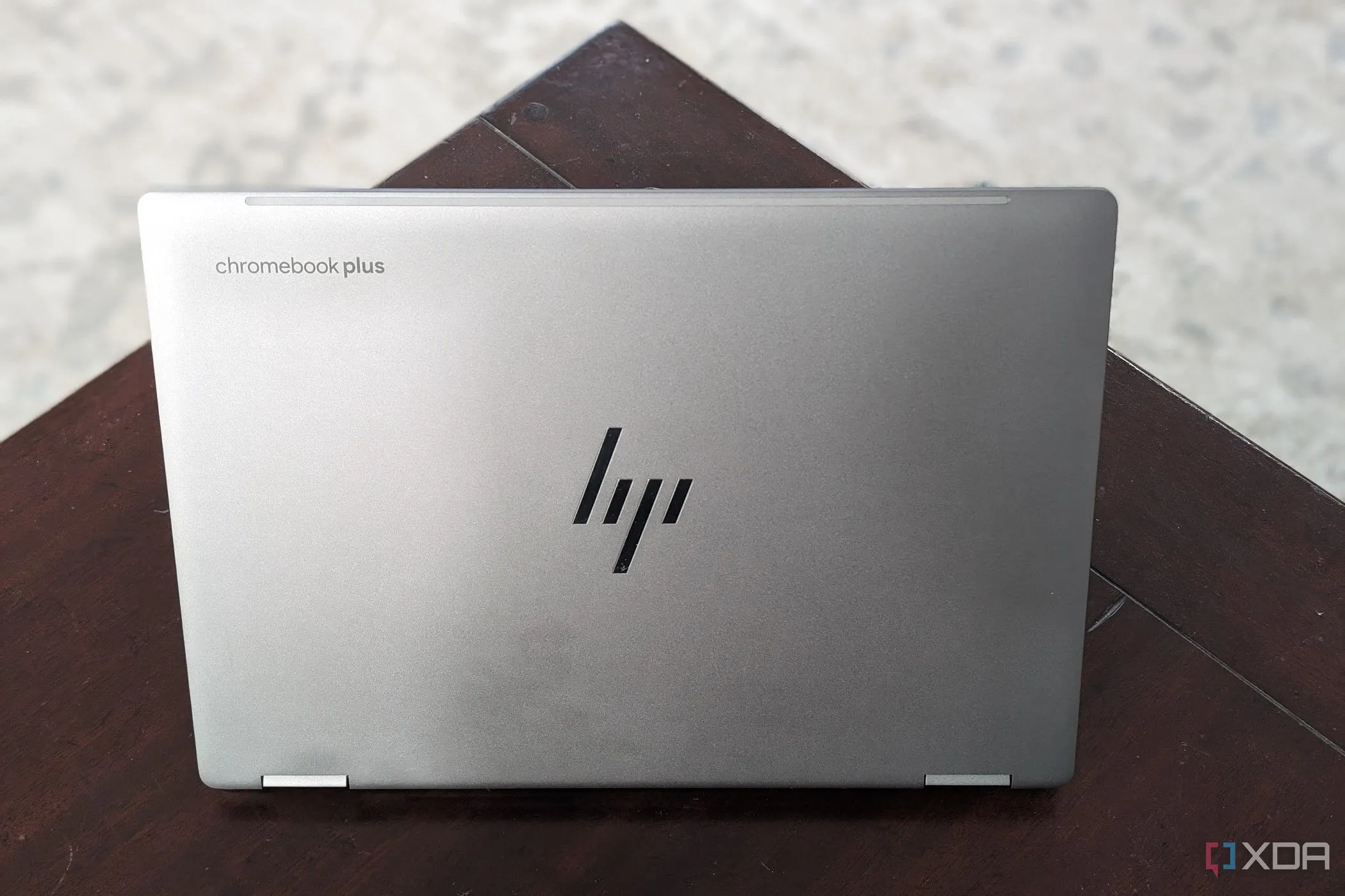 Laptop HP Chromebook Plus x360 với logo HP rõ nét trên mặt lưng