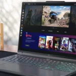 Laptop Legion Slim 7i hiển thị giao diện Xbox Game Pass, nơi Doom: The Dark Ages có sẵn để chơi miễn phí cho thành viên