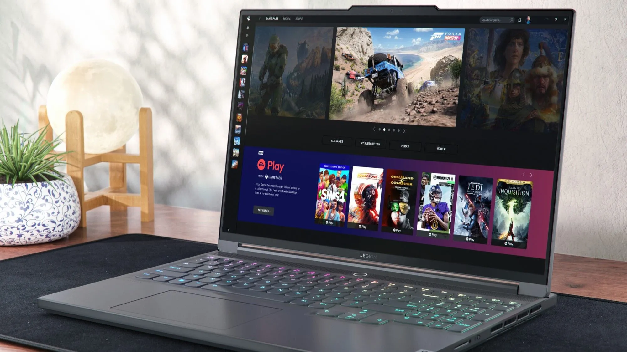 Laptop Legion Slim 7i hiển thị giao diện Xbox Game Pass, nơi Doom: The Dark Ages có sẵn để chơi miễn phí cho thành viên