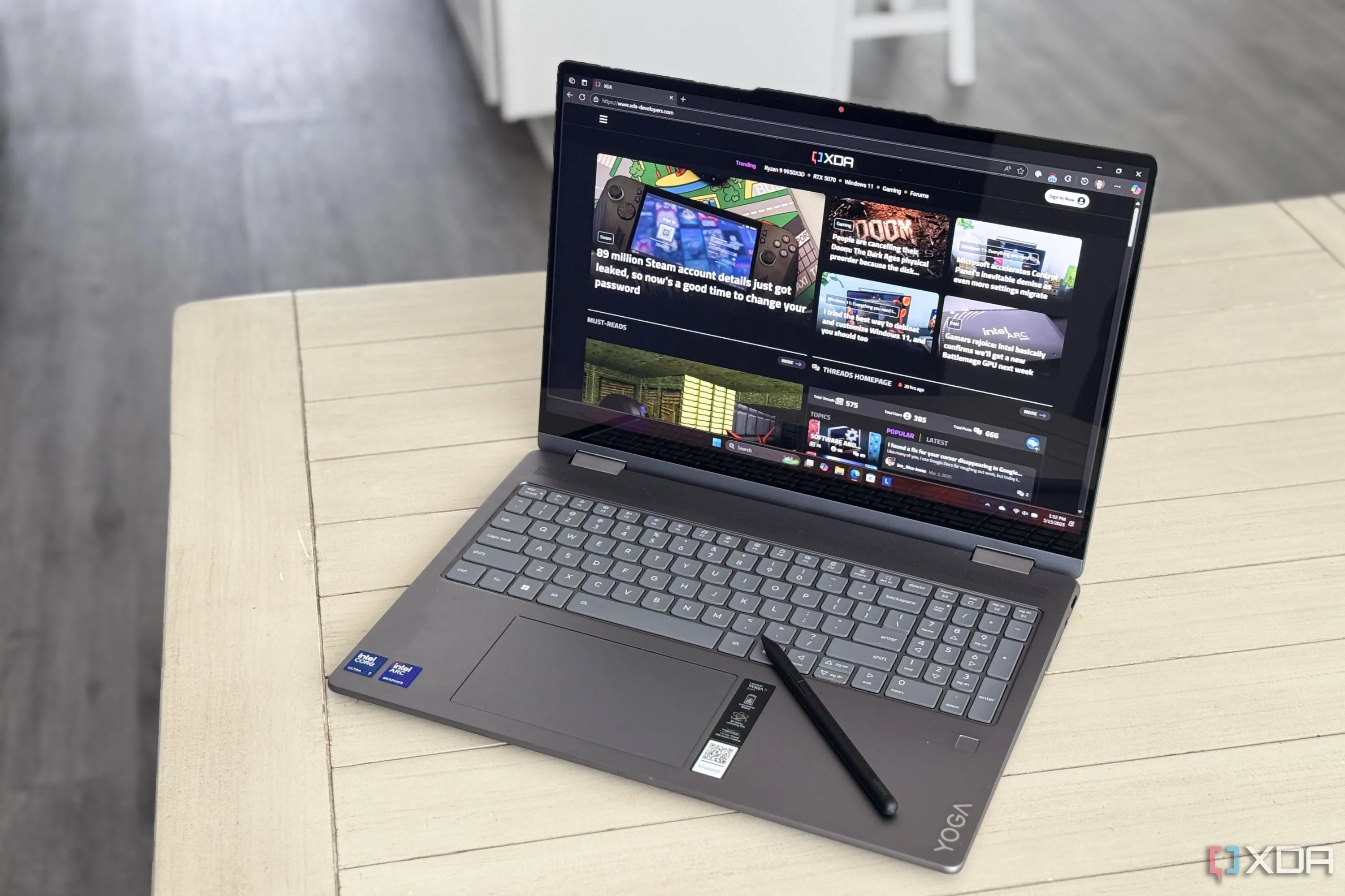 Laptop Lenovo Yoga 7i 2-in-1 16 inch mở ra với bút stylus đặt trên bàn phím