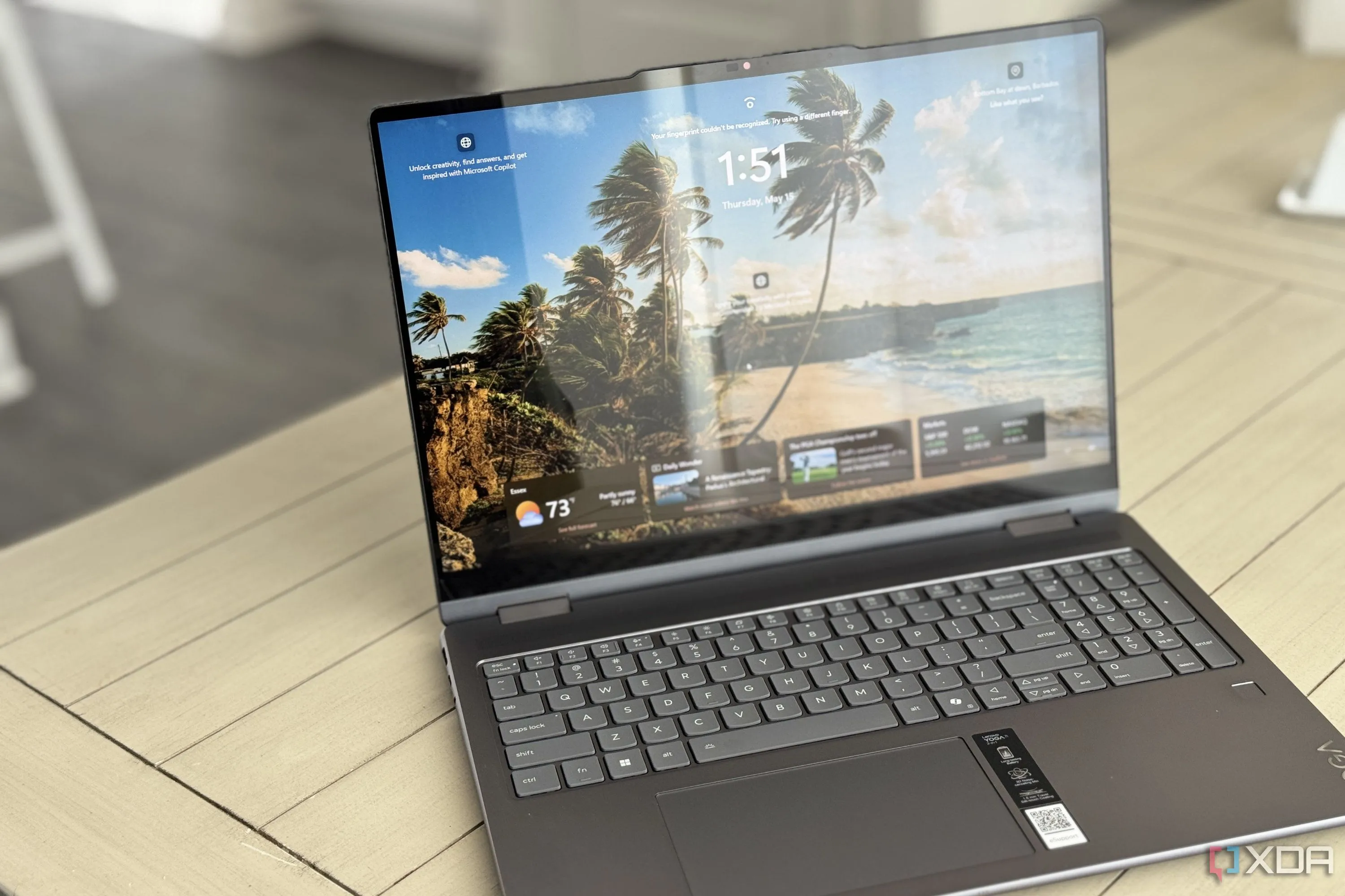 Laptop Lenovo Yoga 7i 2-in-1 16 inch ở chế độ vỏ sò