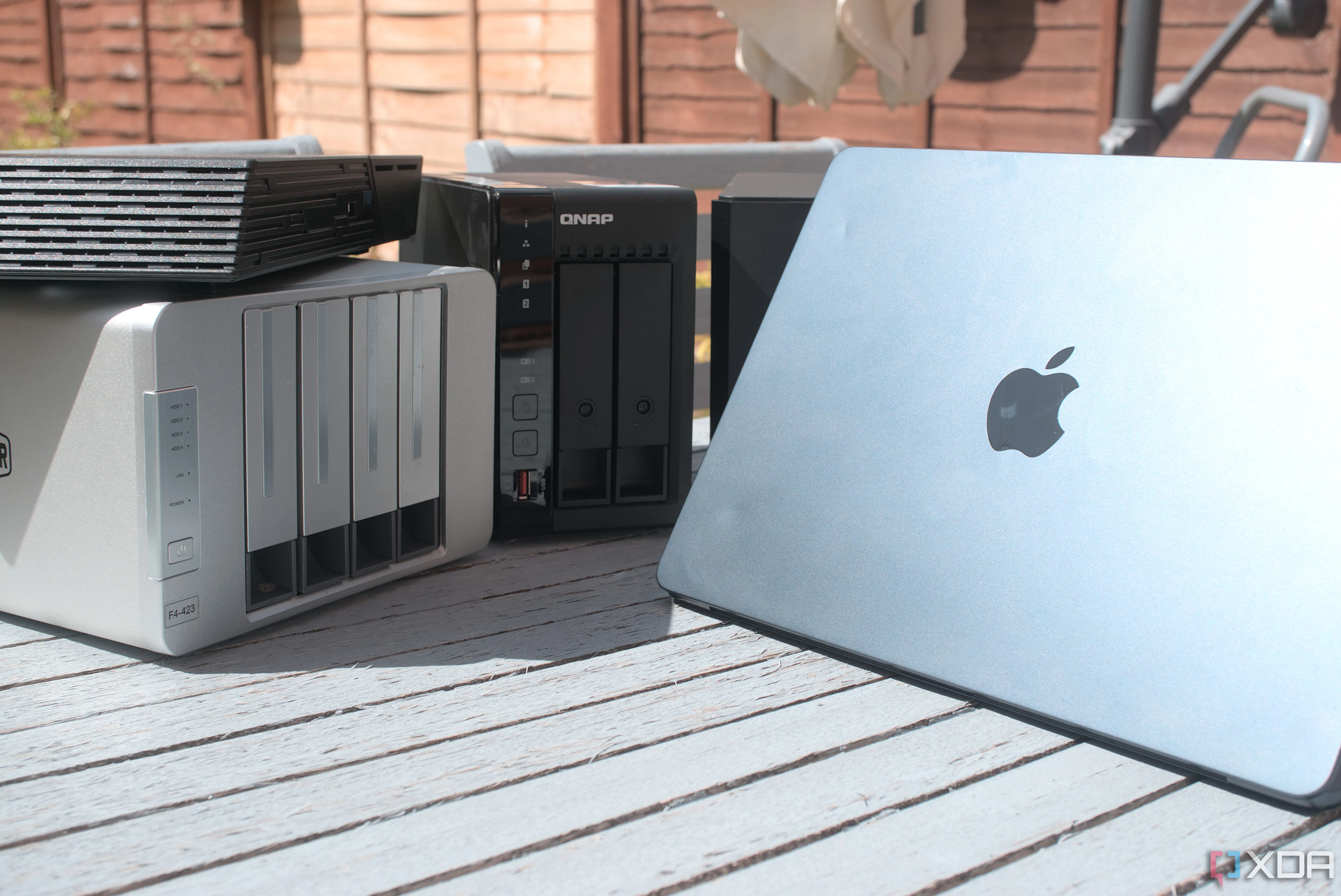 Laptop MacBook Air kết nối với thiết bị NAS, minh họa sự tiện lợi khi sử dụng NAS để quản lý dữ liệu.
