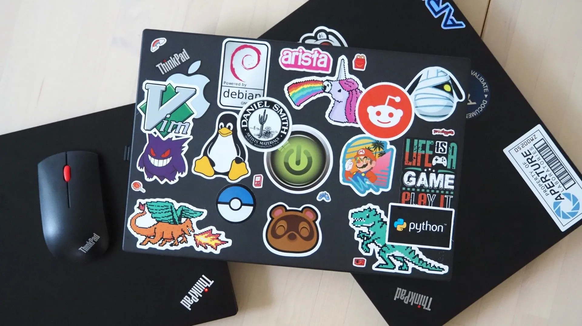 Laptop ThinkPad X270 của Jessica Nicholson với nắp máy dán nhiều sticker độc đáo, đặt trên bộ sưu tập ThinkPad.