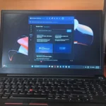 Laptop Windows 11 hiển thị Docker đang chạy