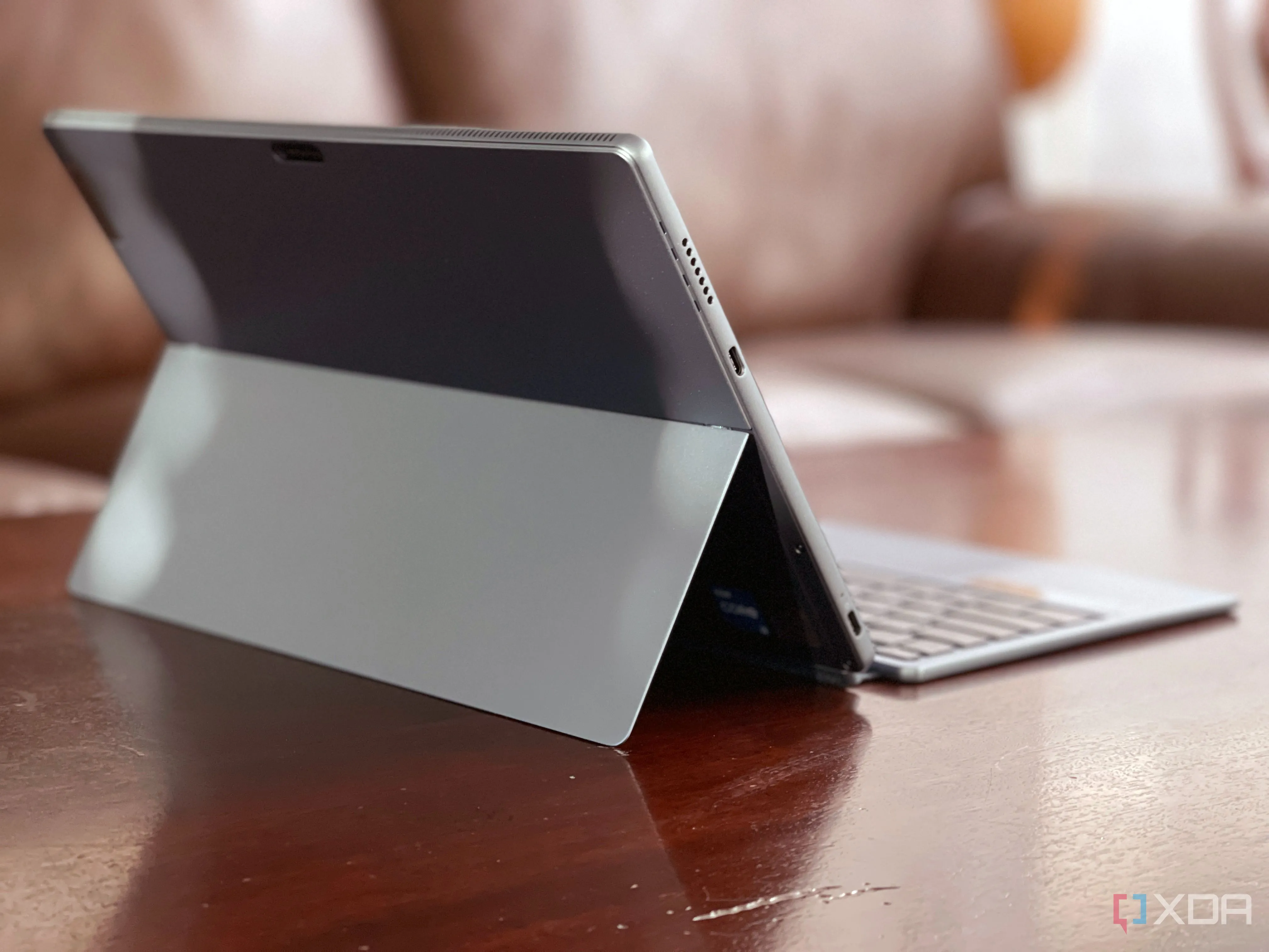 Lenovo IdeaPad Duet 5i với bàn phím rời và bút cảm ứng, đặt trên bàn làm việc