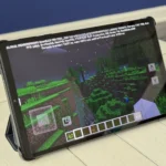 Lenovo Legion Tab Gen 3 hiển thị game Minecraft, minh họa hiệu năng gaming mượt mà của máy tính bảng.
