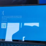 Lỗi màn hình xanh chết chóc (BSOD) hiển thị trên màn hình laptop, minh họa rủi ro khi cài đặt firmware tùy chỉnh sai cách
