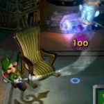 Luigi đang sử dụng Poltergust 3000 để hút hồn ma trong biệt thự trong game Luigi's Mansion trên GameCube.