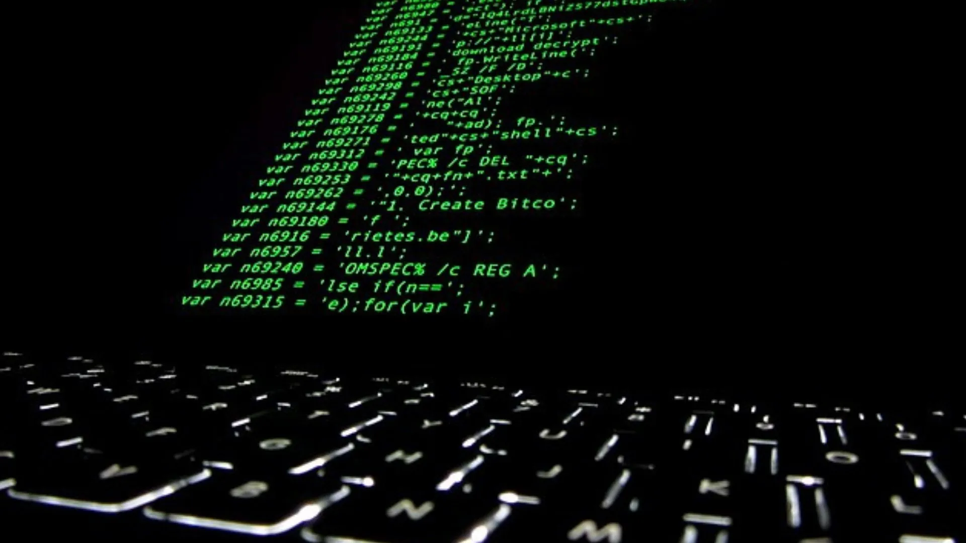 Mã nguồn của phần mềm mã độc tống tiền (ransomware) trên màn hình máy tính, biểu thị mối đe dọa an ninh mạng.