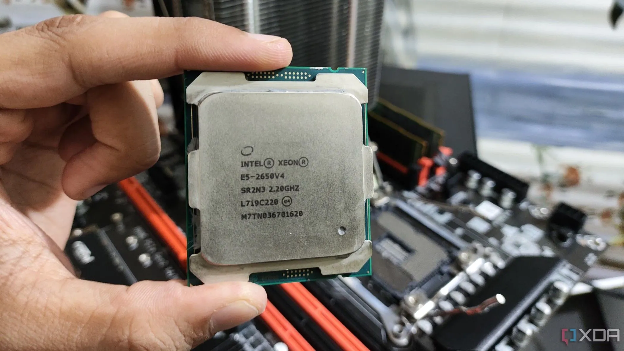 Mainboard máy chủ với hai socket CPU Intel Xeon cho cấu hình dual CPU