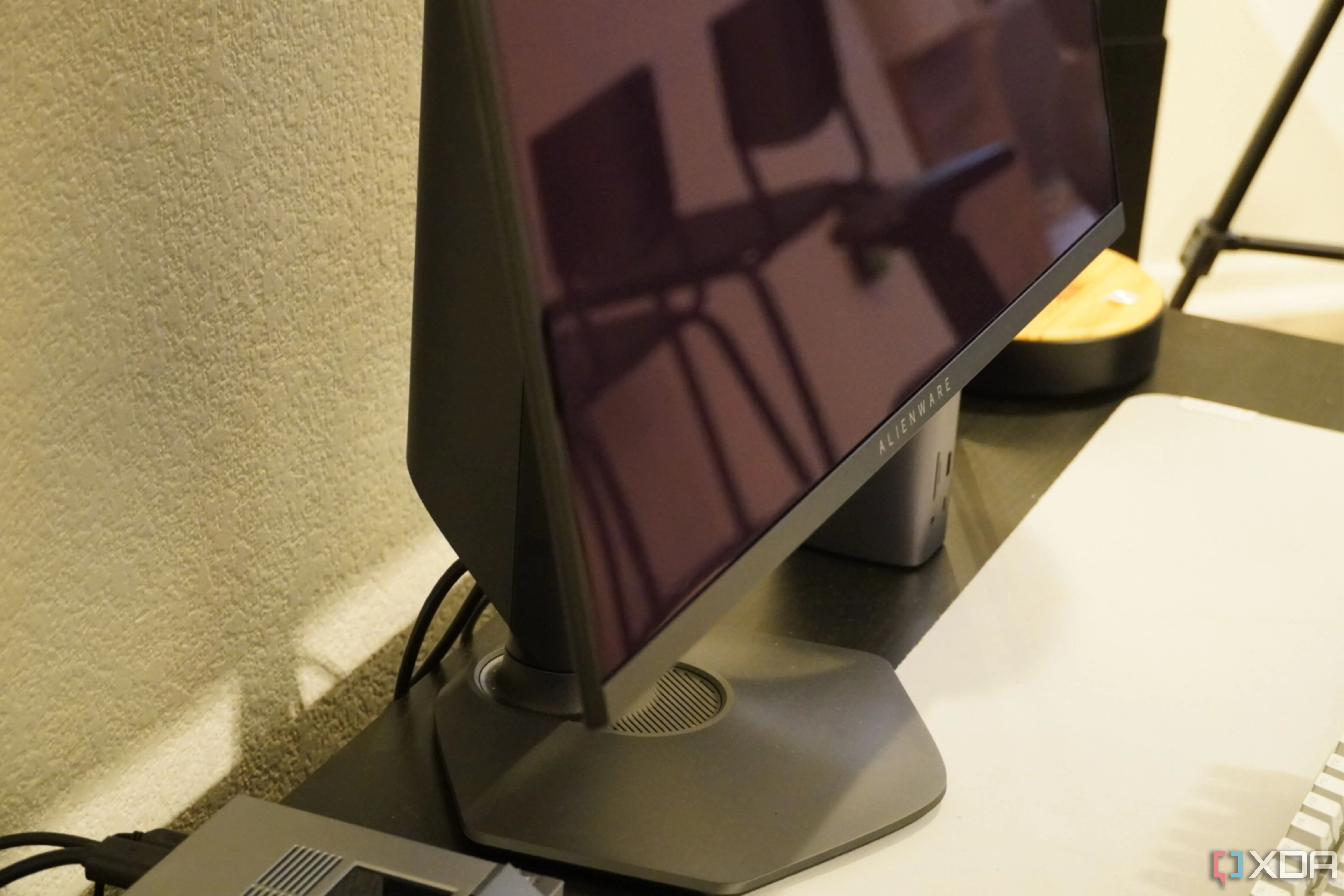 Màn hình Alienware QD-OLED 27, một ví dụ về loại màn hình có thể dễ bị chói và phản chiếu nếu không được xử lý đúng cách, ảnh hưởng đến thị lực.