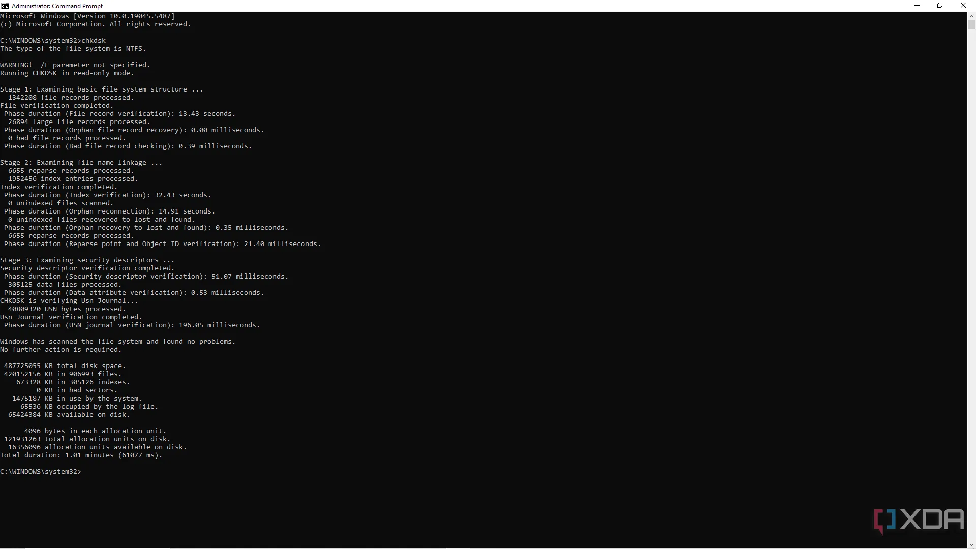 Màn hình Command Prompt đang hiển thị quá trình quét và kiểm tra lỗi ổ đĩa bằng lệnh chkdsk.