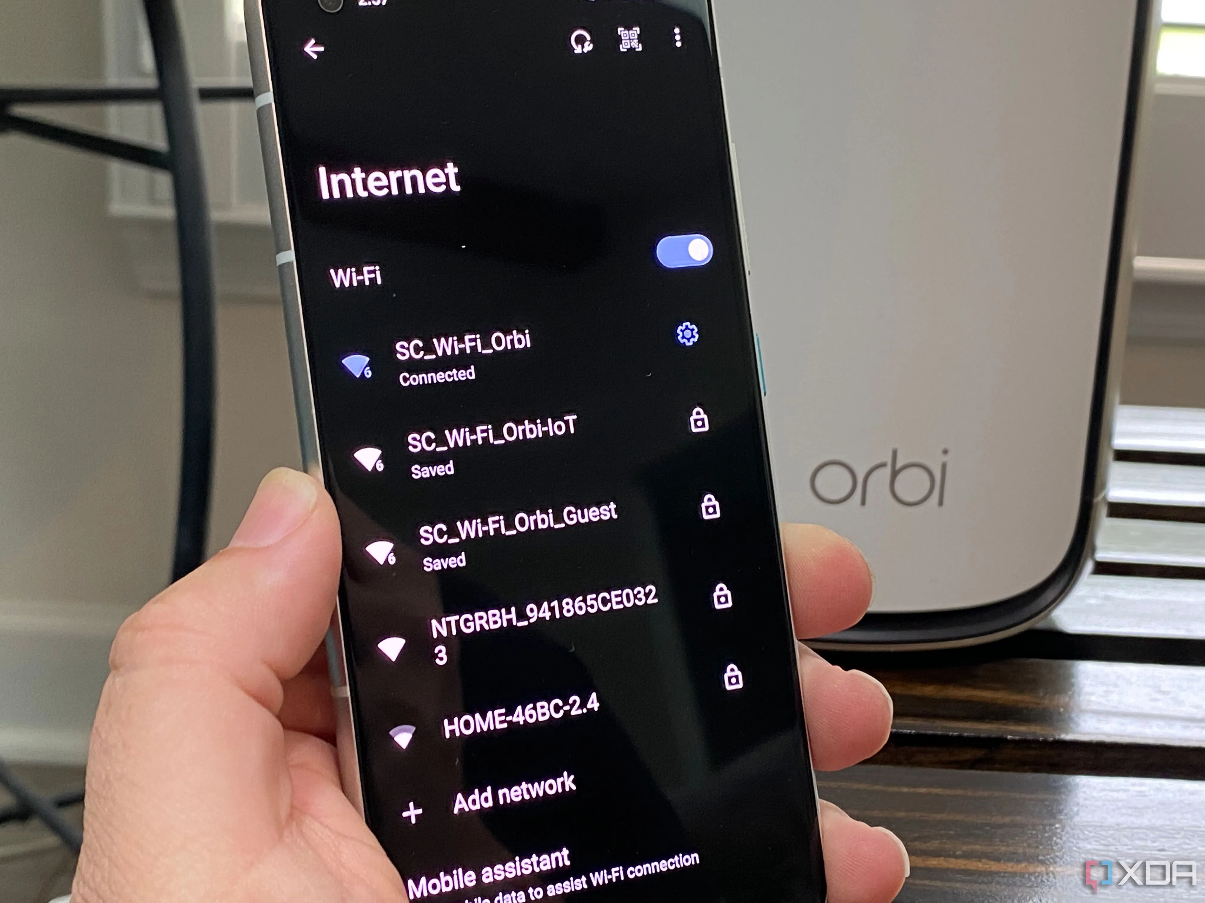 Màn hình điện thoại Android hiển thị cài đặt mạng của router Netgear, với các tùy chọn IoT, khách và Wi-Fi chuẩn.