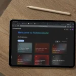 Màn hình iPad hiển thị giao diện NotebookLM với một chiếc Apple Pencil bên cạnh, minh họa cách người dùng tương tác với trợ lý nghiên cứu AI này.
