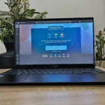 Màn hình laptop hiển thị giao diện Microsoft 365