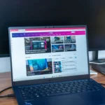 Màn hình laptop Windows 11 hiển thị File Explorer và trình duyệt Vivaldi.