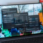 Màn hình laptop Windows 11 hiển thị tùy chọn sao lưu hệ thống và OneDrive
