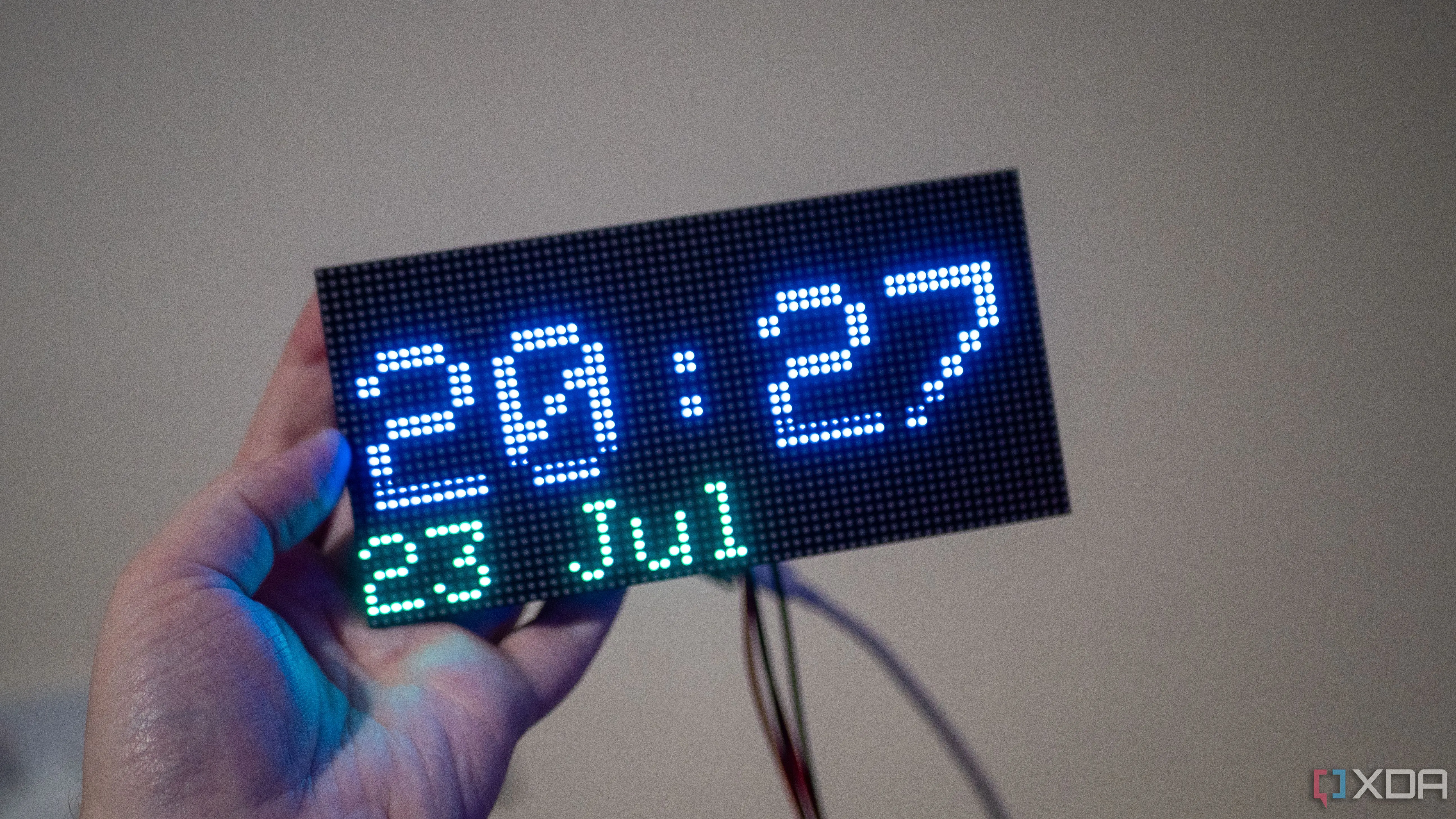 Màn hình LED ma trận hiển thị thông tin thời gian và nhiệt độ qua MQTT từ ESP32