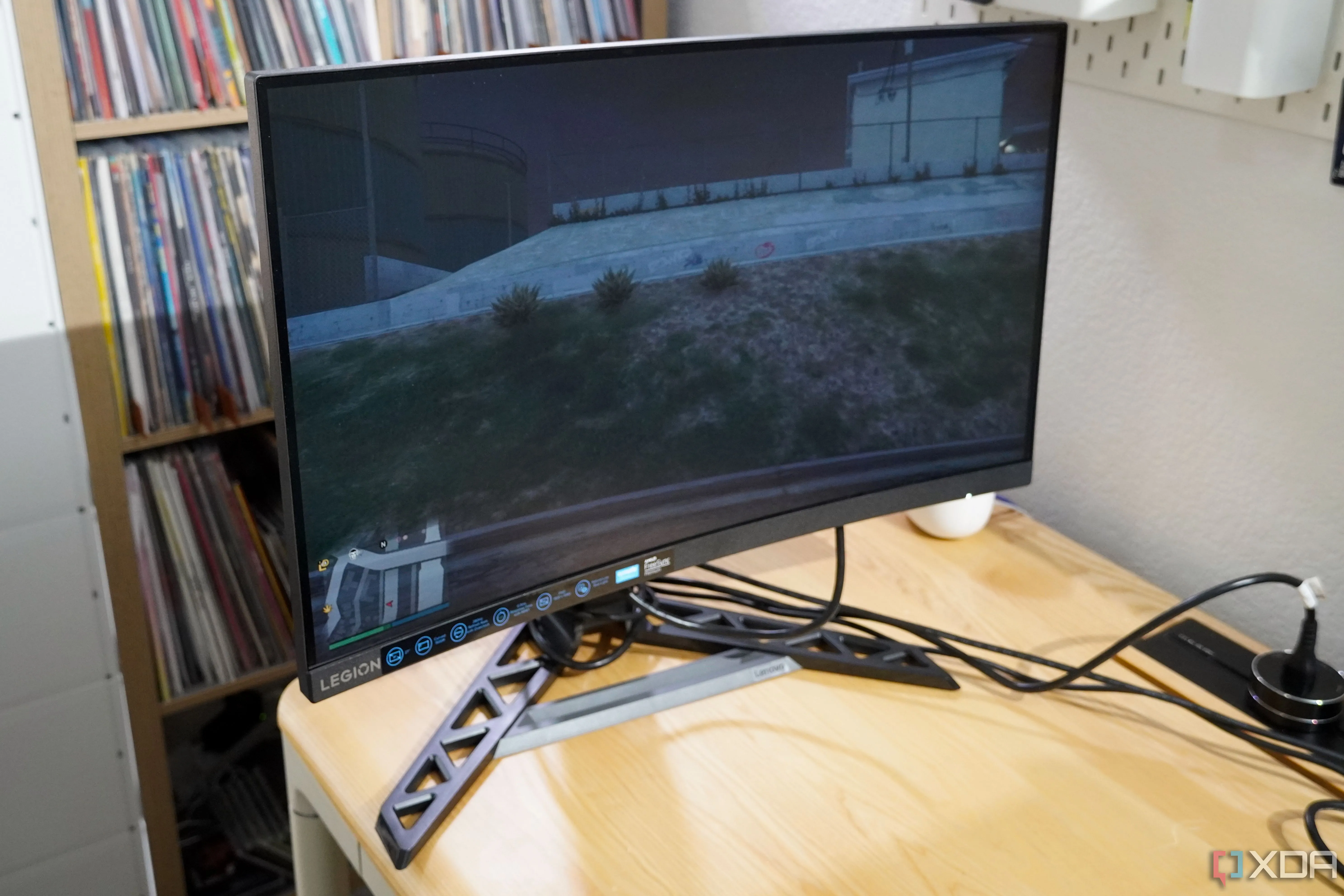 Màn hình Lenovo Legion cong đặt trên bàn, tối ưu cho trải nghiệm chơi game mượt mà