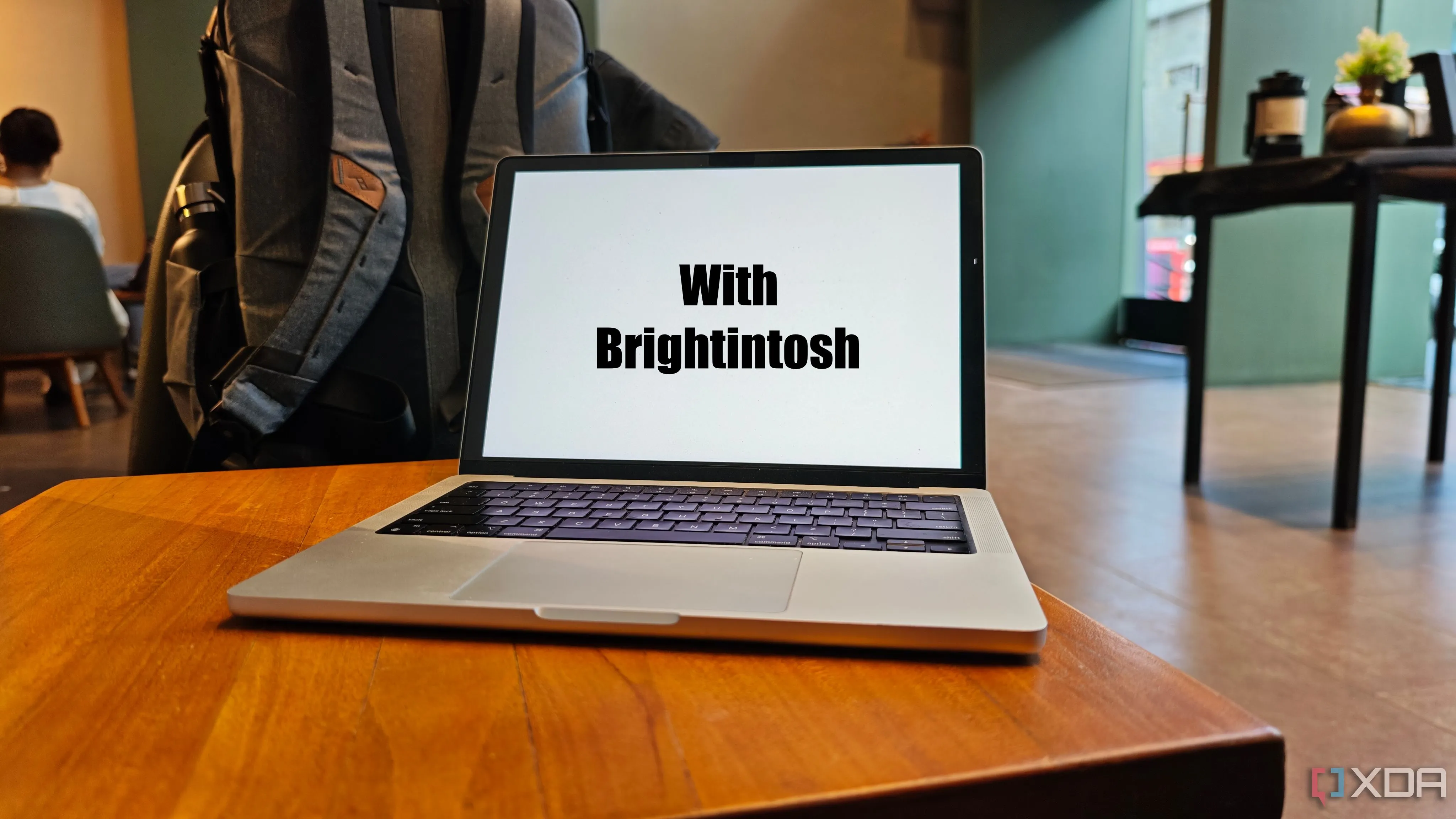 Màn hình MacBook Pro hiển thị nội dung với độ sáng được tăng cường bởi Brightintosh