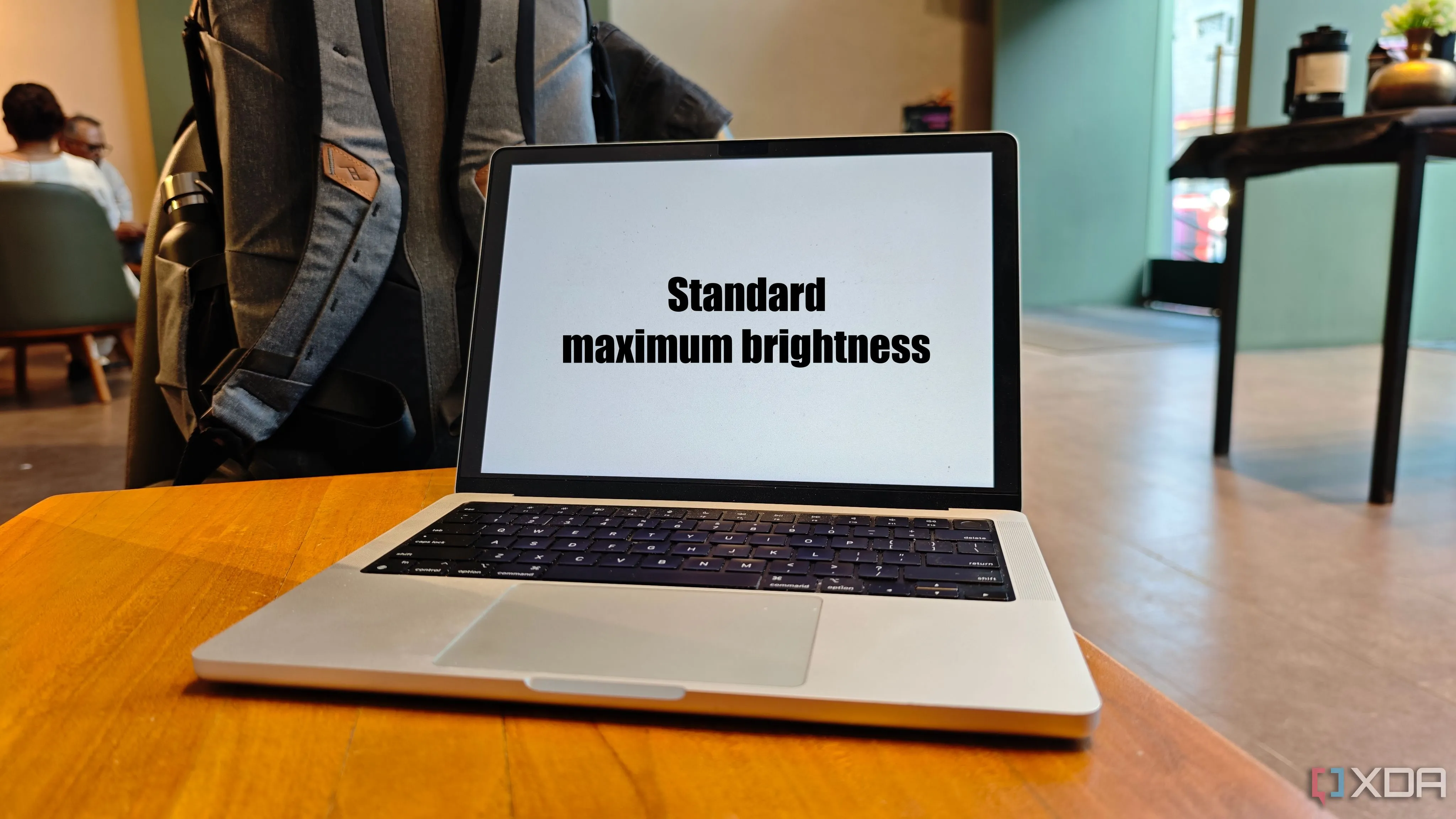 Màn hình MacBook Pro ở độ sáng cao nhất thông thường, trước khi sử dụng Brightintosh