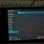 Màn hình Steam Deck hiển thị giao diện Desktop với các ứng dụng đa nhiệm và khả năng chạy Android TV thông qua Waydroid.