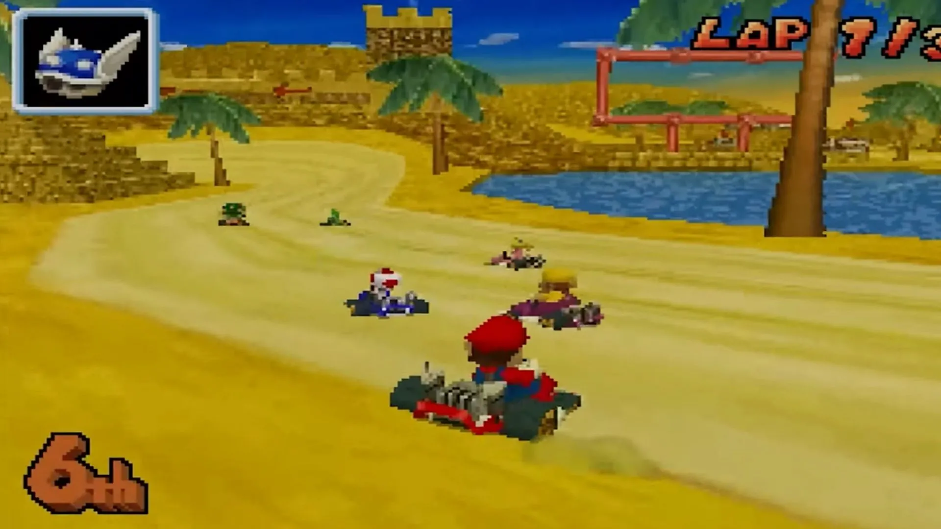 Mario đang đua trong Mario Kart DS với Blue Shell phía sau, hiển thị trên màn hình kép Nintendo DS
