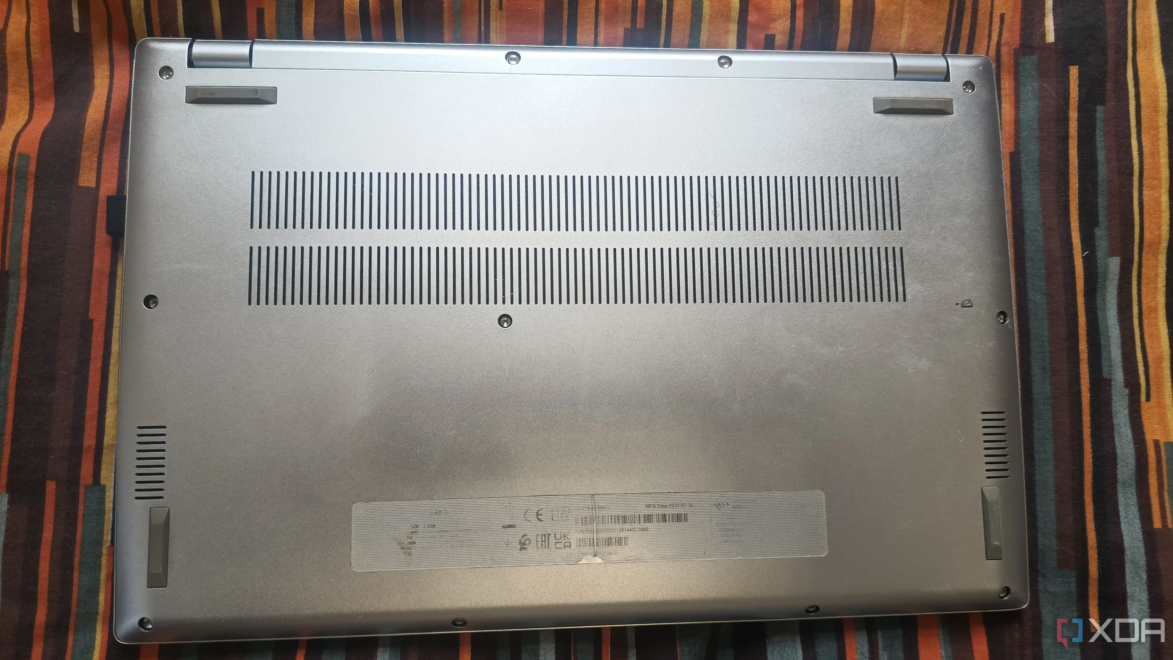 Mặt sau của laptop cho thấy các khe tản nhiệt