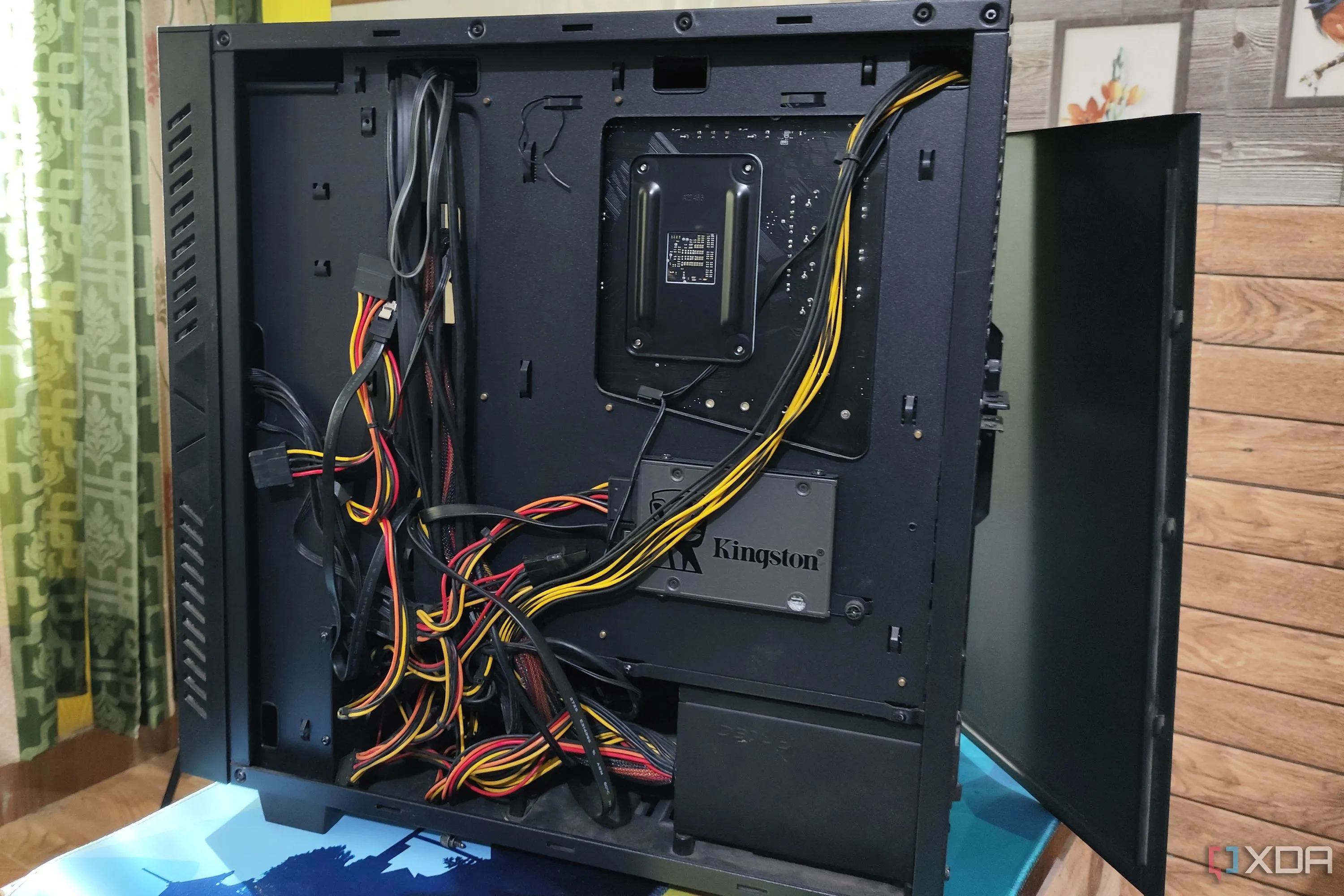 Mặt sau của một máy chủ với các kết nối, minh họa cho tầm quan trọng của phần mềm sao lưu và phục hồi NAS